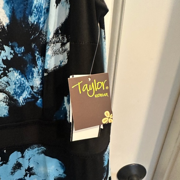 NWT Women’s Taylor Sleeveless Black and Blue Floral Midi Dress - Picture 4 of 7